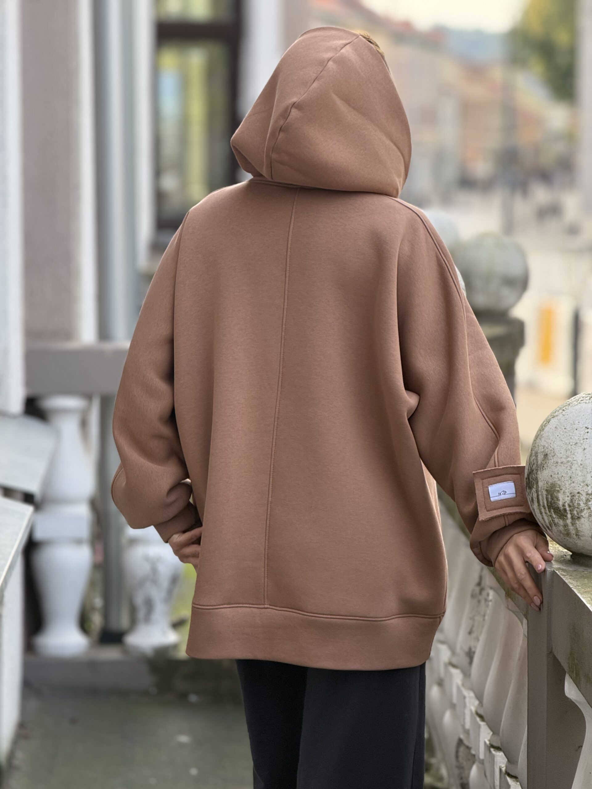 RUDAS KAPUČINAS džempas su gobtuvu SU PŪKU - Image 6