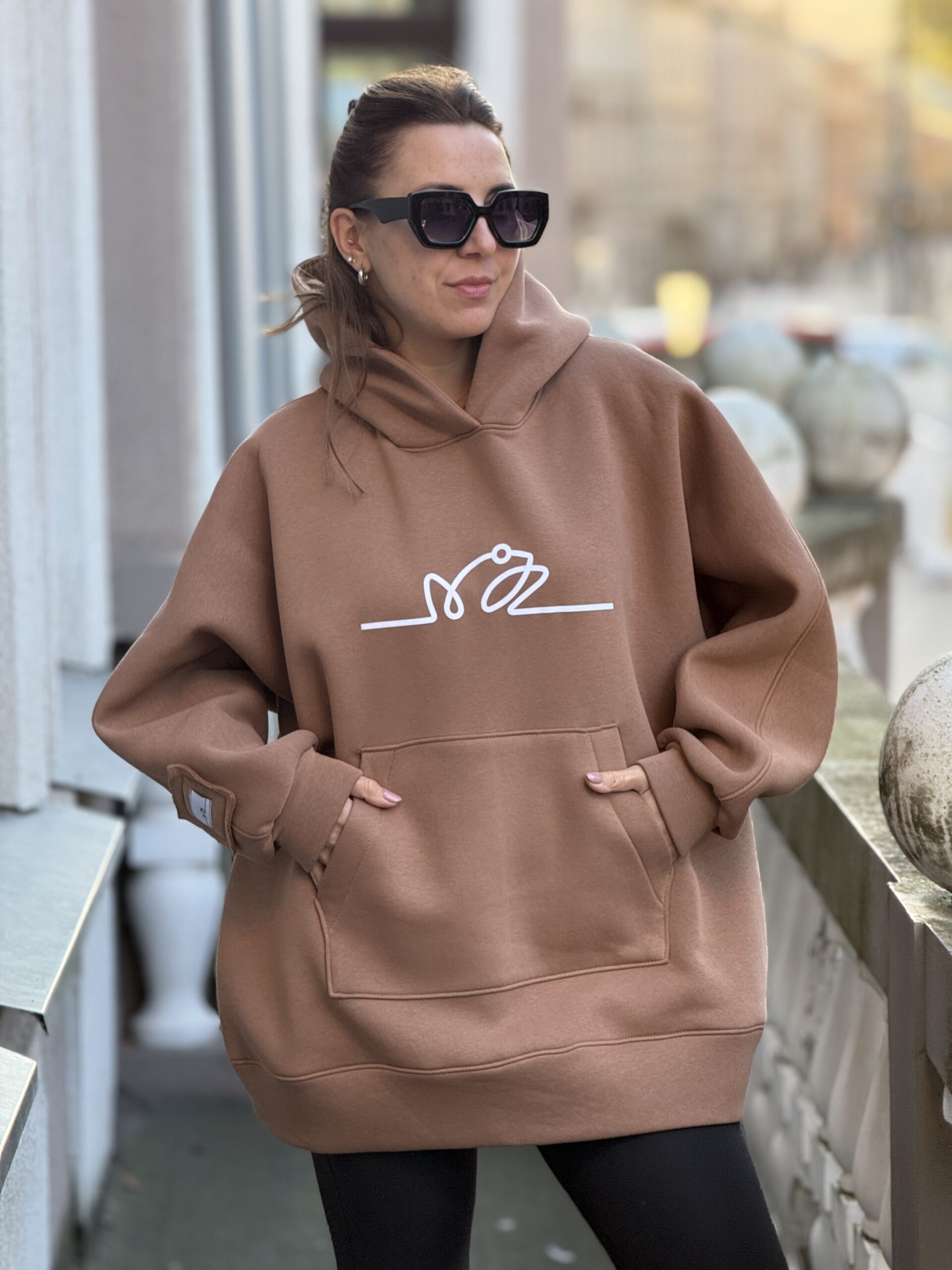 RUDAS KAPUČINAS džempas su gobtuvu SU PŪKU su logo